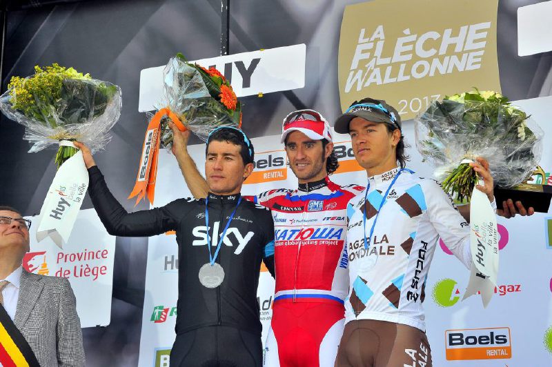 El español Daniel Moreno (centro) ganador de la Flecha Valona de 2013 junto a Carlos Alberto Betancur (d) y Sergio Luis Henao Montoya (i)/ EFE/Nicolas Bouvy