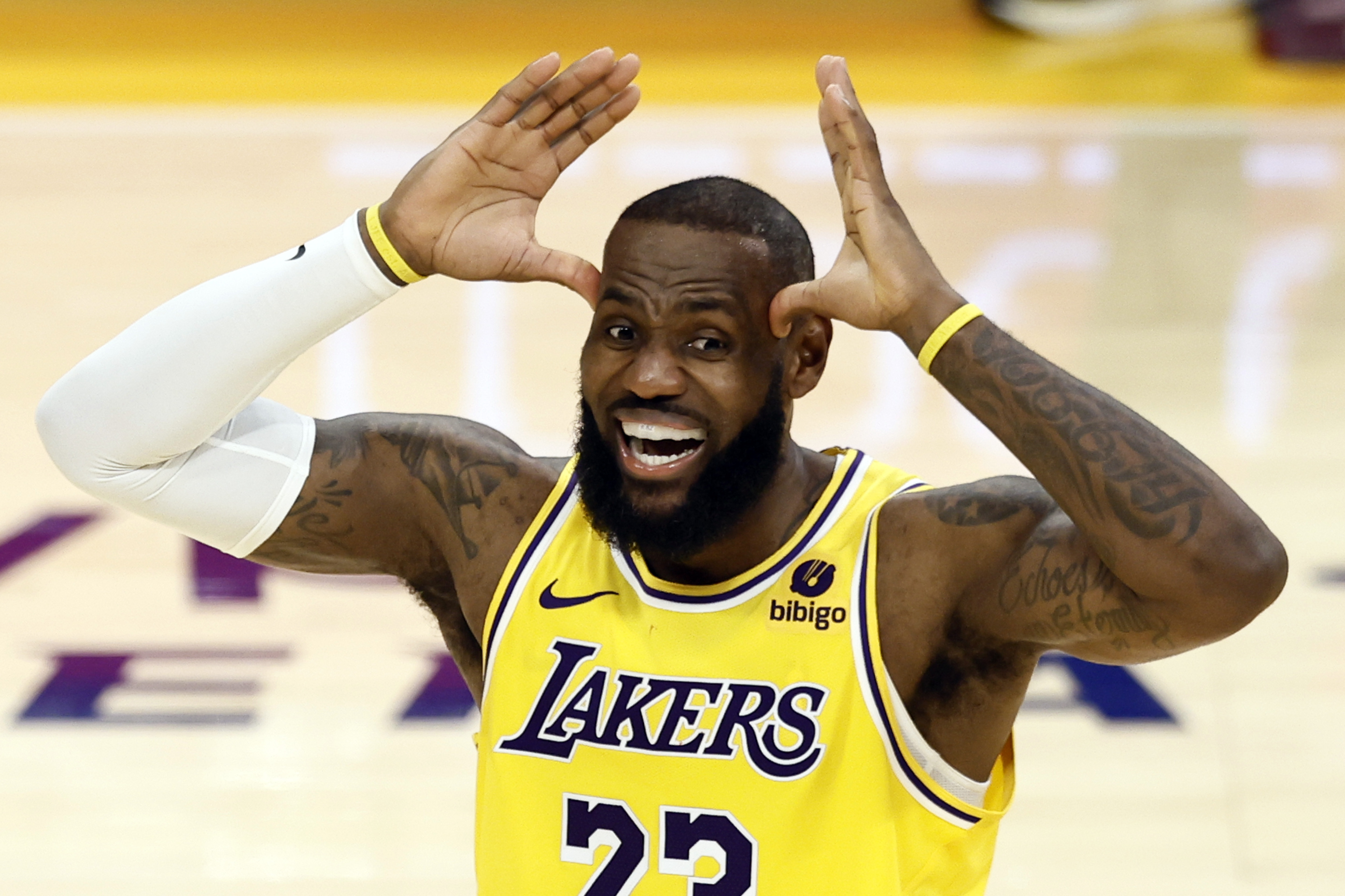 Los Angeles (United States), 23/11/2023.- Los Angeles Lakers forward LeBron James reacts during the fourth quarter of the game between the Dallas Mavericks and the Los Angeles Lakers at Crypto.com Arena in Los Angeles, California, USA, 22 November 2023. (Baloncesto) EFE/EPA/ETIENNE LAURENT SHUTTERSTOCK OUT