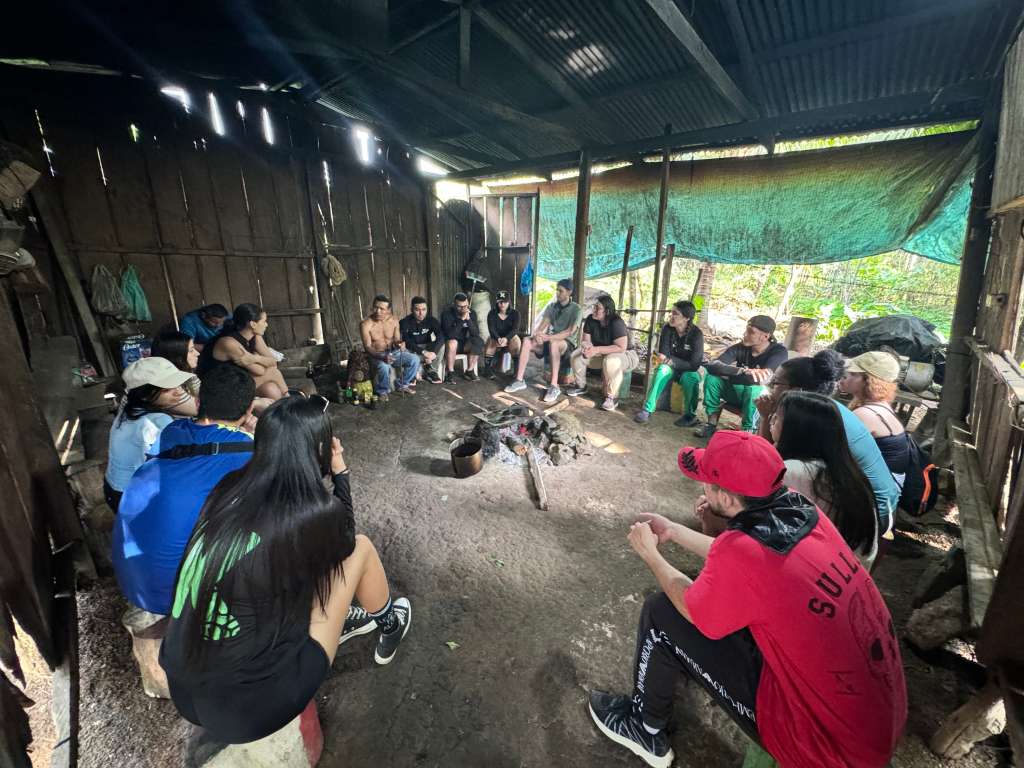 Caquetá es un territorio con una biodiversidad excepcional y una profunda herencia cultural, incluyendo comunidades indígenas y paisajes únicos como la Cueva de Colores y la cascada La Diabla.