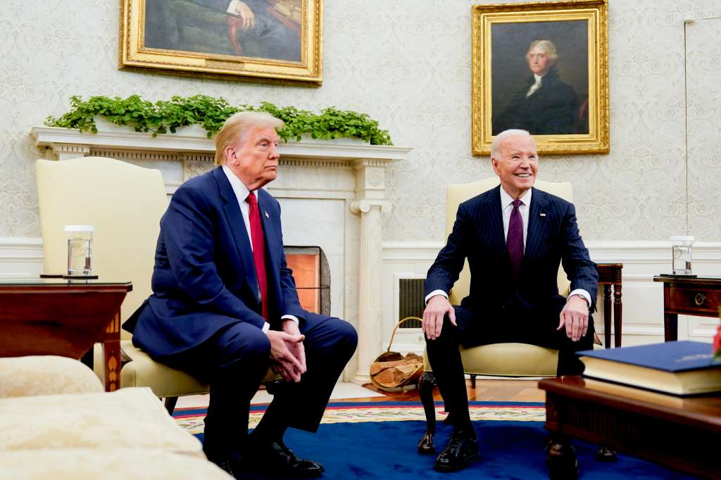 Washington, Dc (United States), 13/11/2024.- US President Joe Biden (R) and President-elect Donald Trump during a meeting in the Oval Office of the White House in Washington, DC, USA, 13 November 2024. Biden will argue in favor of continued US aid to Ukraine during the transition to President-elect Donald Trump's administration, according to national security advisor Jake Sullivan. (Ucrania) EFE/EPA/ALEXANDER DRAGO / POOL