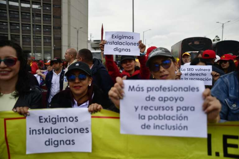 Profesores levantan consignas durante la movilización convocada por la ADE. Entre las demandas del gremio están mejoras laborales y mayor financiación para la educación pública.
