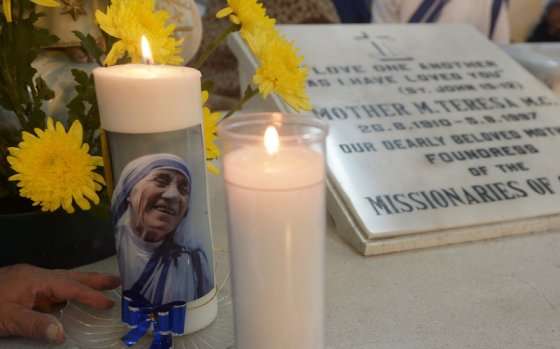 La madre Teresa agradece a la gente en mayo 15 de 1997 en Nueva Delhi. / AFP