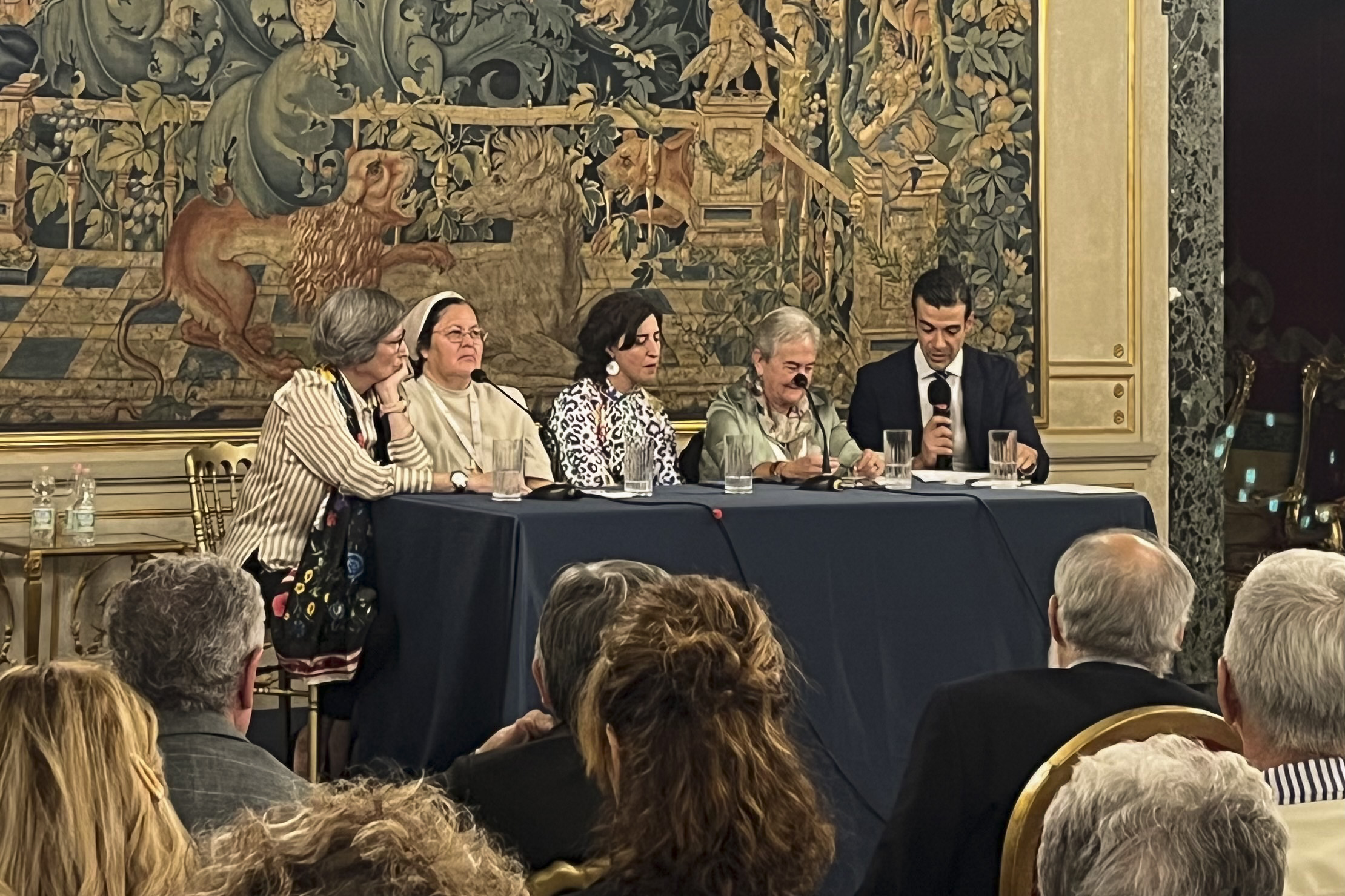 CIUDAD DEL VATICANO, 23/10/2023.- Cuatro españolas -una teóloga, dos religiosas y una laica- se encuentran entre las mujeres pioneras que han participado por primera vez en el Sínodo del Vaticano, la asamblea que ha reunido en Roma durante el mes de octubre a obispos, religiosas y laicos de todo el mundo para abordar los temas más importantes para la Iglesia católica. En la imagen (izda a dcha) la teóloga Cristina Inogés, la religiosa nicaragüense afincada en España, Xiskya Valladares, la religiosa de la congregación Hijas de Jesús, María Luisa Berzosa y Eva Fernández, presidenta de Acción Católica. EFE/ Javier Romualdo