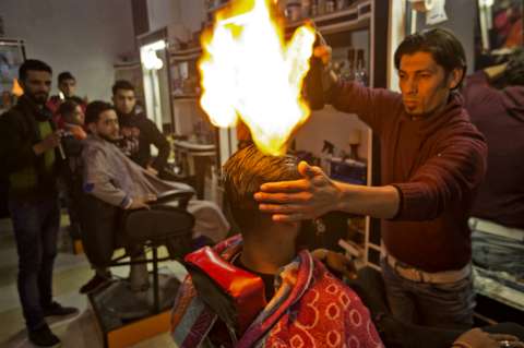 El palestino que en la Franja de Gaza corta el cabello a punta de fuego