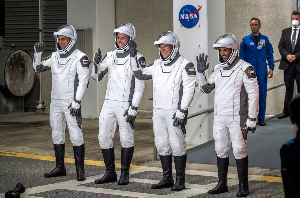 Titusville (United States), 26/02/2023.- Members of NASA's Crew-6 walk out of the Neil A. Armstrong Operations and Checkout Building for Launch Complex 39A, in Titusville, Florida, USA, 26 February 2023. The crew includes (L-R) Roscosmos cosmonaut Andrey Fedyaev, NASA's Warren Hoburg and Stephen Bowen, and United Arab Emirates astronaut Sultan Alneyadi. According to the NASA, the?Crew-6 launch for the International Space Station is scheduled for 27 February. This is the sixth crew rotation mission with astronauts using the SpaceX Dragon spacecraft on a Falcon 9 rocket to the orbiting laboratory as part of the agency's Commercial Crew Program. (Emiratos Árabes Unidos, Estados Unidos) EFE/EPA/CRISTOBAL HERRERA-ULASHKEVICH