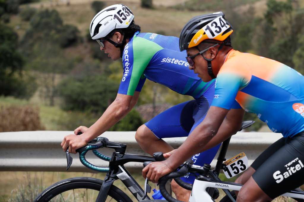 AMDEP6767. PAIPA (COLOMBIA), 09/02/2024.- El colombiano Kevin Castillo (i) de Sistecrédito y el ecuatoriano Franklin Revelo de Saitel compiten en la cuarta etapa de 181 km de la carrera ciclística Tour Colombia 2024 entre Paipa y Zipaquirá (Colombia). EFE Carlos Ortega