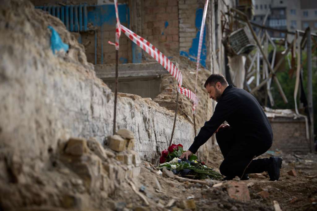 KIEV, 19/06/2025.- El presidente ucraniano, Volomidir Zelenski, hace una ofrenda floral en el lugar donde un misil ruso impactó contra un edificio residencial en Kiev, cobrándose la vida de más de 20 civiles. EFE/ Zelenski vía X - SOLO USO EDITORIAL/SOLO DISPONIBLE PARA ILUSTRAR LA NOTICIA QUE ACOMPAÑA (CRÉDITO OBLIGATORIO) -
