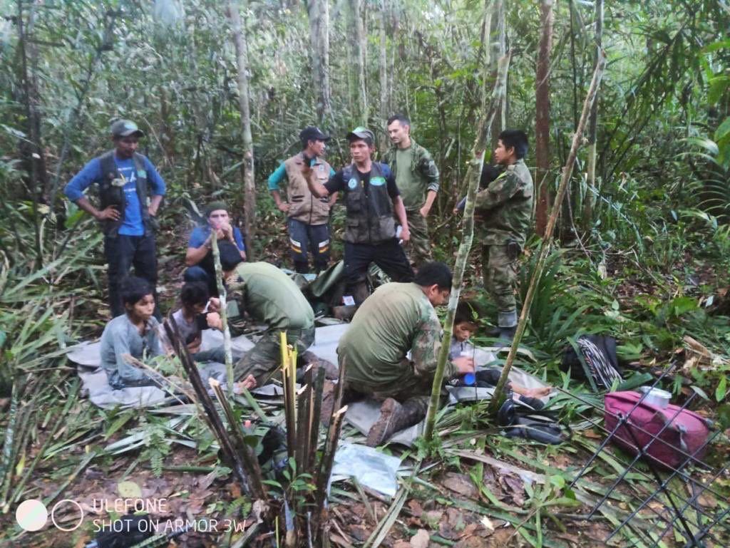 Algunas de las estrategias de rescate desplegadas fueron: el vuelo de un avión fantasma de las Fuerzas Militares que lanzó bengalas sobre la zona de búsqueda para dar mayor visibilidad a los comandos durante la búsqueda nocturna y la reproducción de un audio de la abuela de los niños, en el que les pedía, en su lengua, que se quedaran quietos para que pudieran ubicarlos.