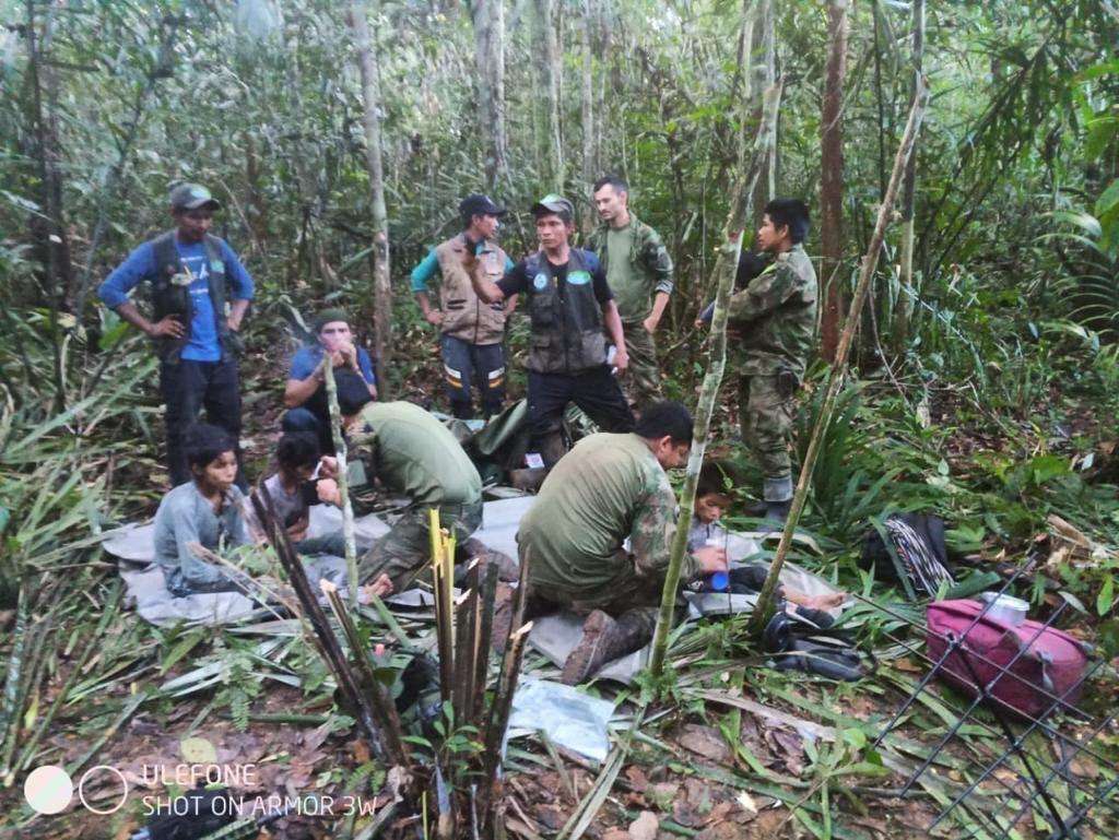 Algunas de las estrategias de rescate desplegadas fueron: el vuelo de un avión fantasma de las Fuerzas Militares que lanzó bengalas sobre la zona de búsqueda para dar mayor visibilidad a los comandos durante la búsqueda nocturna y la reproducción de un audio de la abuela de los niños, en el que les pedía, en su lengua, que se quedaran quietos para que pudieran ubicarlos.