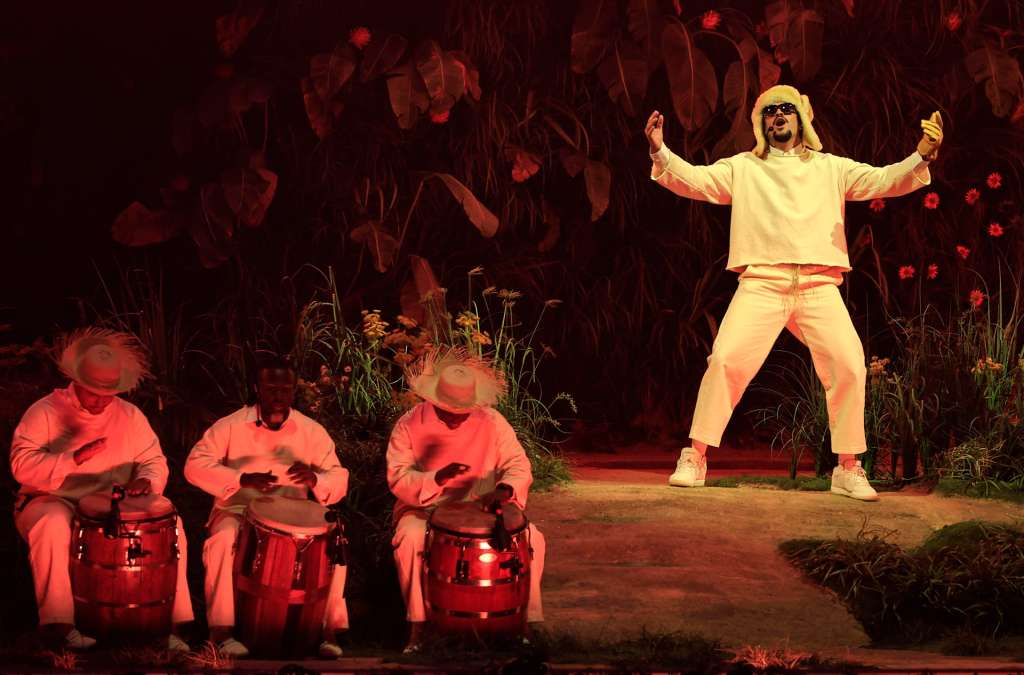 AME2310. SAN JUAN (PUERTO RICO), 11/07/2025.- El cantante puertorriqueño Bad Bunny se presenta durante el primero de sus 30 conciertos este viernes, en el Coliseo de Puerto Rico en San Juan (Puerto Rico). La treintena de conciertos que será el preámbulo de una gira mundial, llega tras el lanzamiento a principios de año de su álbum, 'Debí Tirar Más Fotos', un reivindicativo homenaje a su isla natal que fusiona reguetón y trap con ritmos autóctonos como la salsa y la plena. EFE/ Thais Llorca
