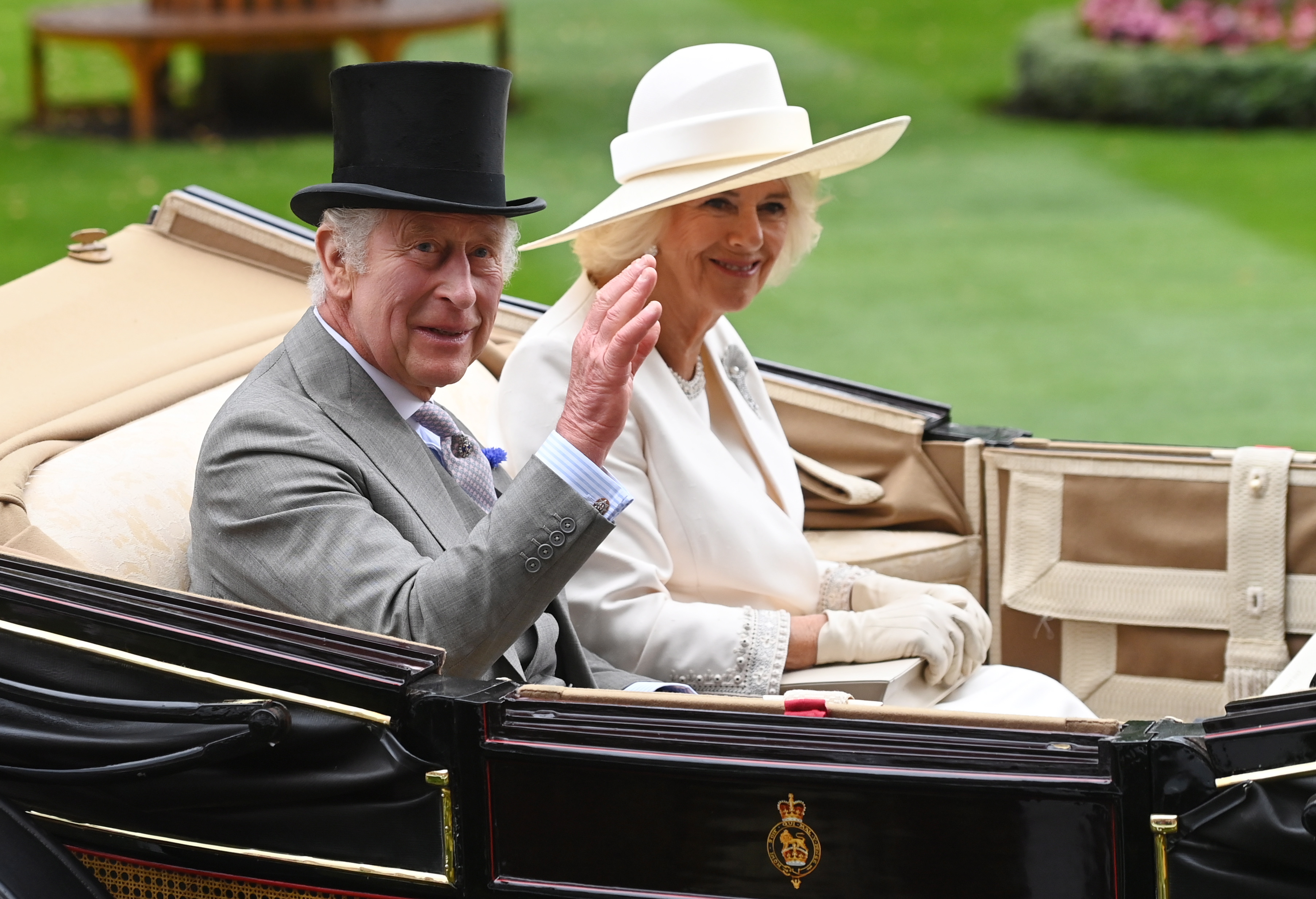 -FOTODELDÍA- Ascot (Reino Unido), 20/06/2023.- El rey Carlos III (i) y la reina Camilla (d) asisten al primer día de las carreras de caballos Royal Ascot, en Ascot, Reino Unido.- EFE/NEIL HALL