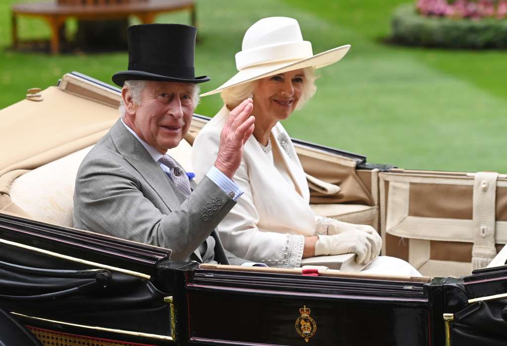 -FOTODELDÍA- Ascot (Reino Unido), 20/06/2023.- El rey Carlos III (i) y la reina Camilla (d) asisten al primer día de las carreras de caballos Royal Ascot, en Ascot, Reino Unido.- EFE/NEIL HALL