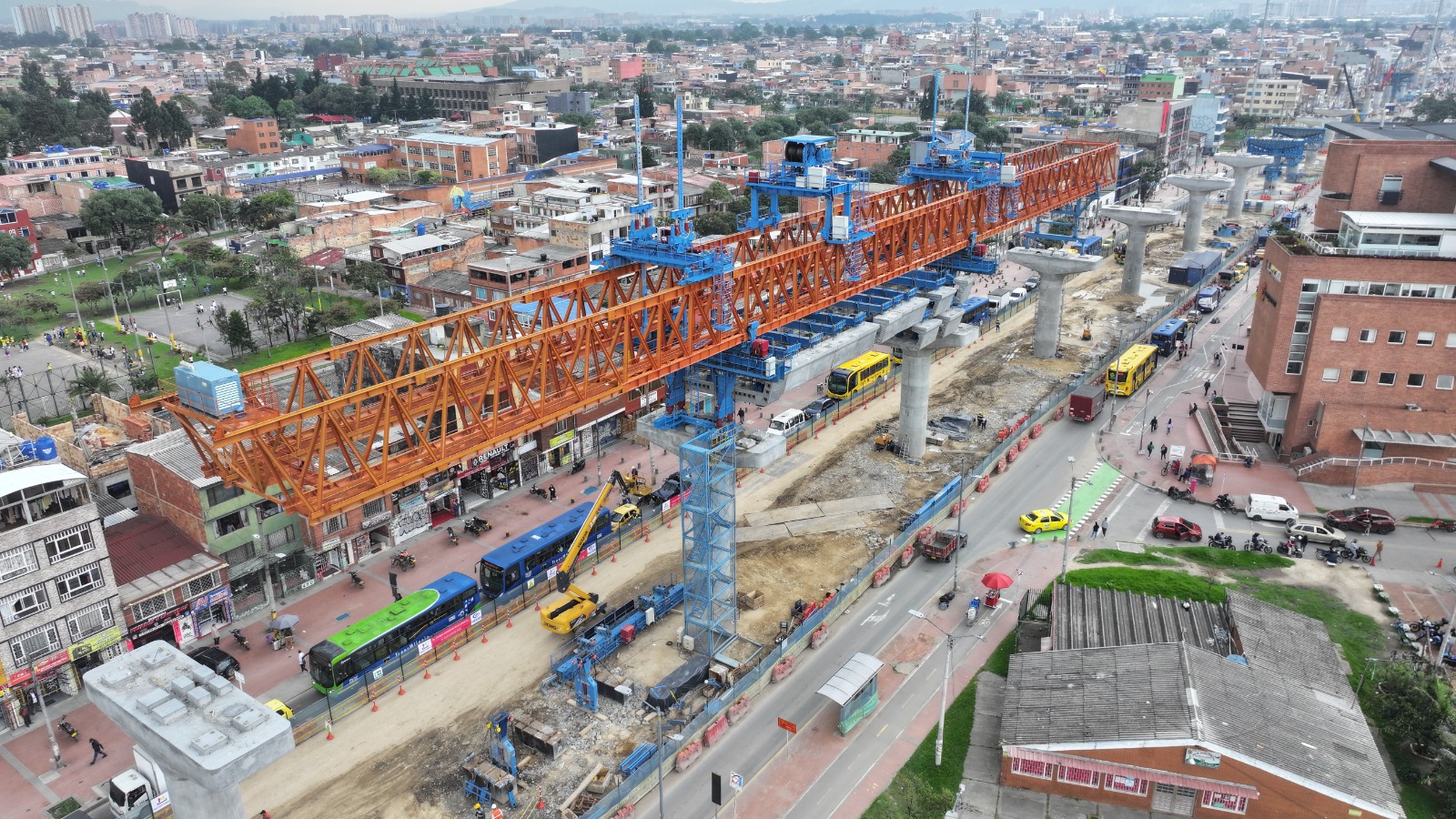 Construcción del Metro en la av. Primero de Mayo con calle 42 sur.