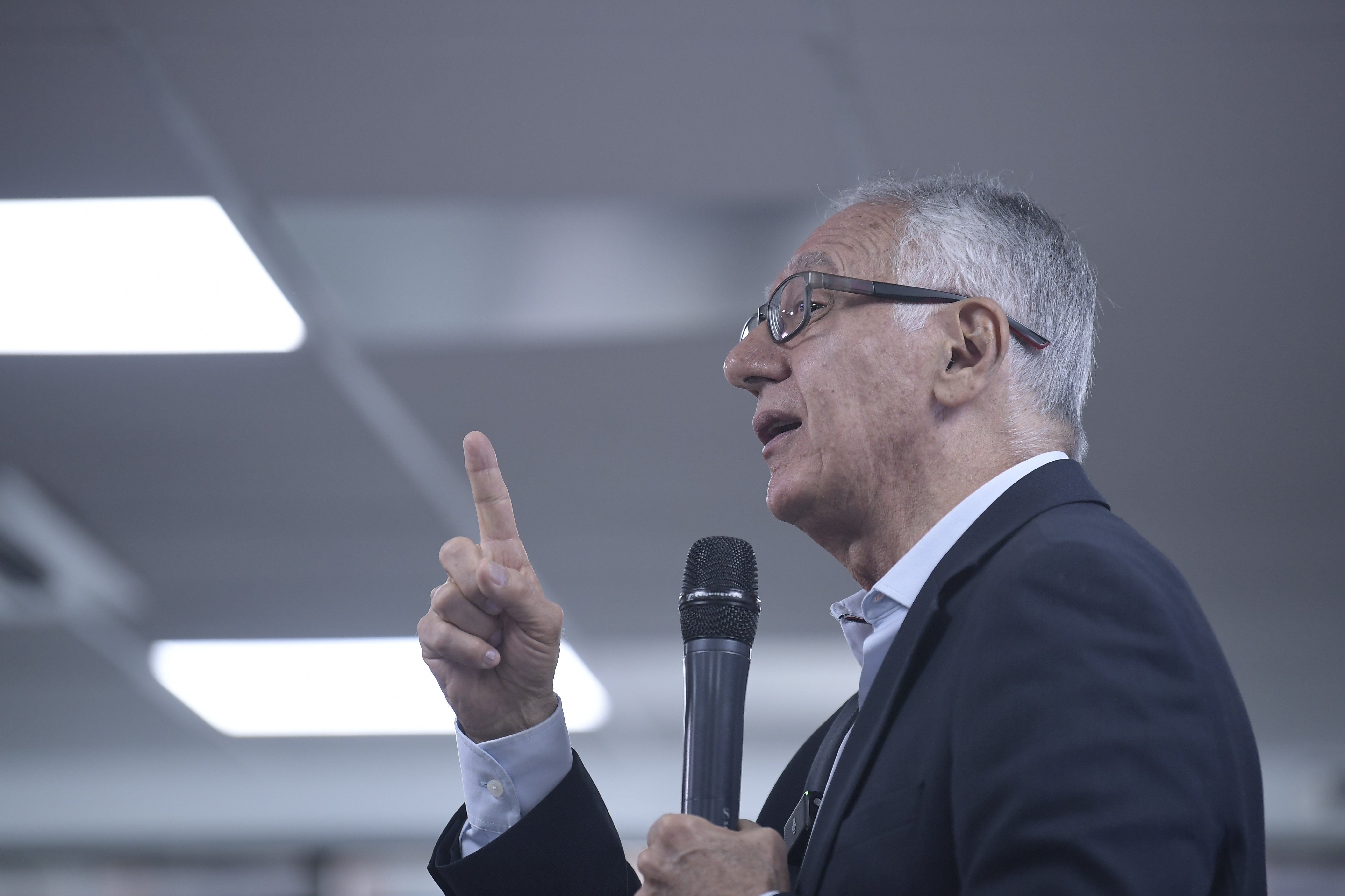 Ministro de Salud, en rueda de prensa por la deuda que tiene la EPS Sanitas con la red de droguerías Cruz Verde.