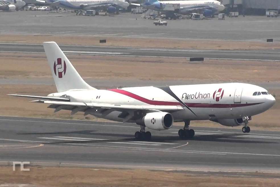 Este Airbus A300 hace parte de la flotilla de la aerolínea Aerounión. / EFE