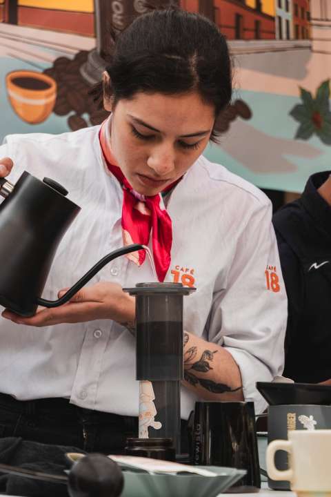 AeroPress: el método que revoluciona el café cumple 20 años y se toma Cali