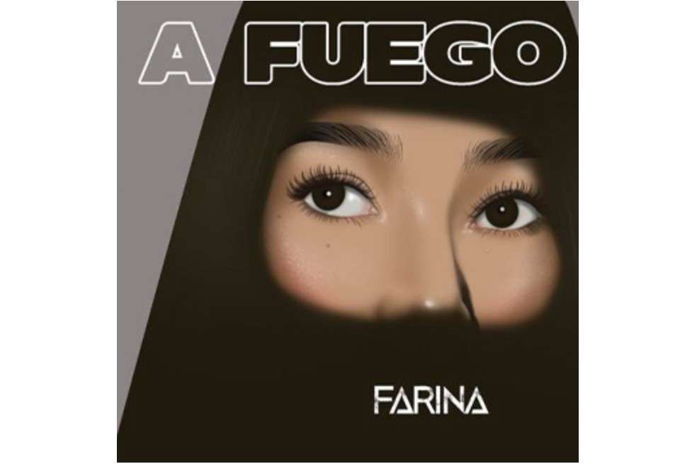 Farina es una cantante colombiana. En la imagen se ve parcialmente su cara, pues es el afiche de la canción "A fuego", que habla sobre un triángulo amoroso.