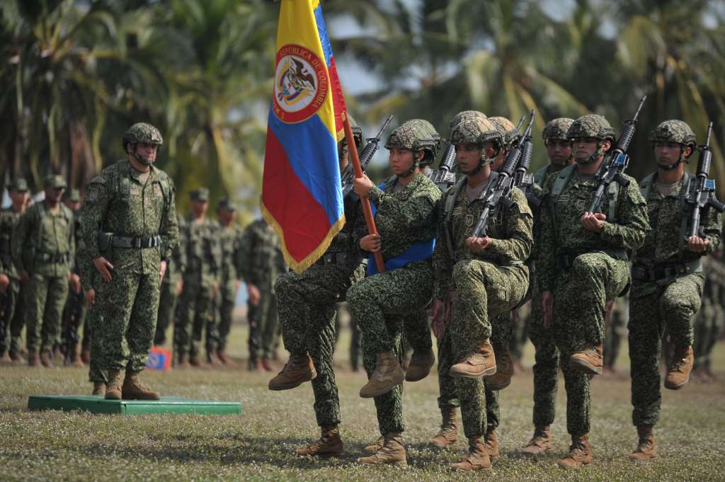 Ceremonia del primer grupo de cadetes mujeres en la Armada Nacional
