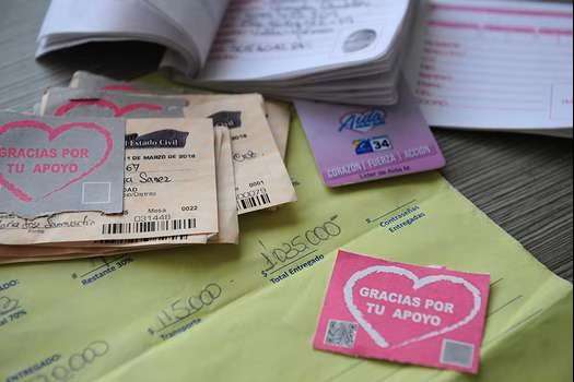 Contraseñas con código QR, talonarios para inscribir votantes, carnet de cada líder con el nombre del coordinador y hasta los recibos de pago de los votos comprados tenían en la campaña de Aída Merlano.