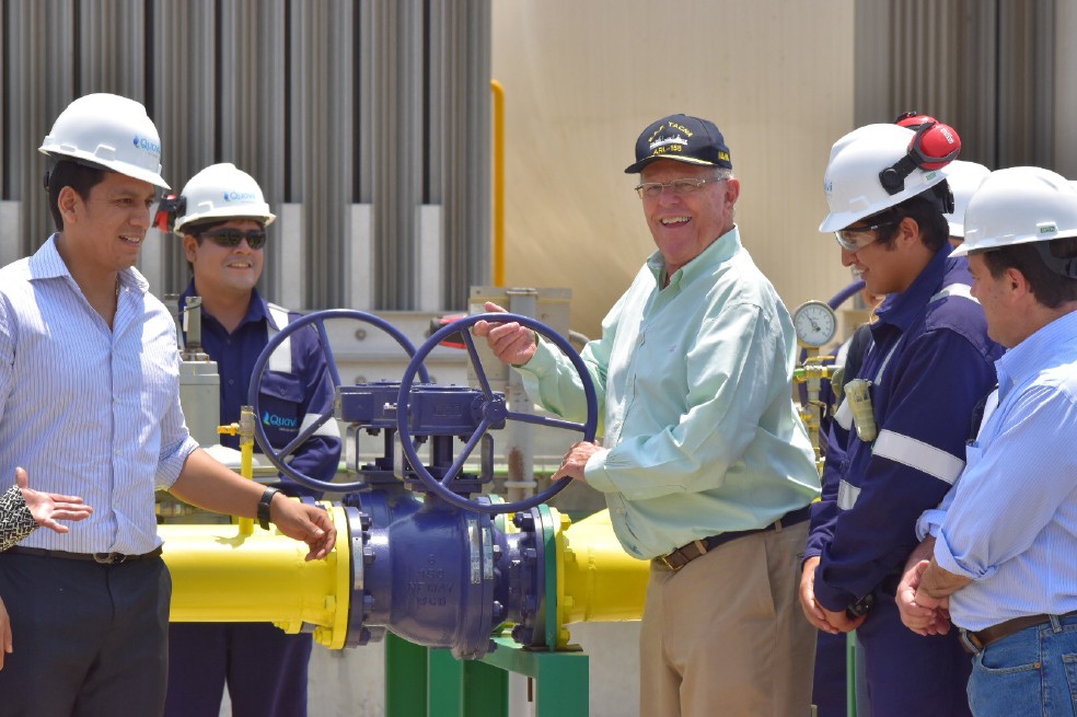 Autoridades colombianas y peruanas en la estación de regasificación que construyó Promigás en Trujillo./ Cortesía.