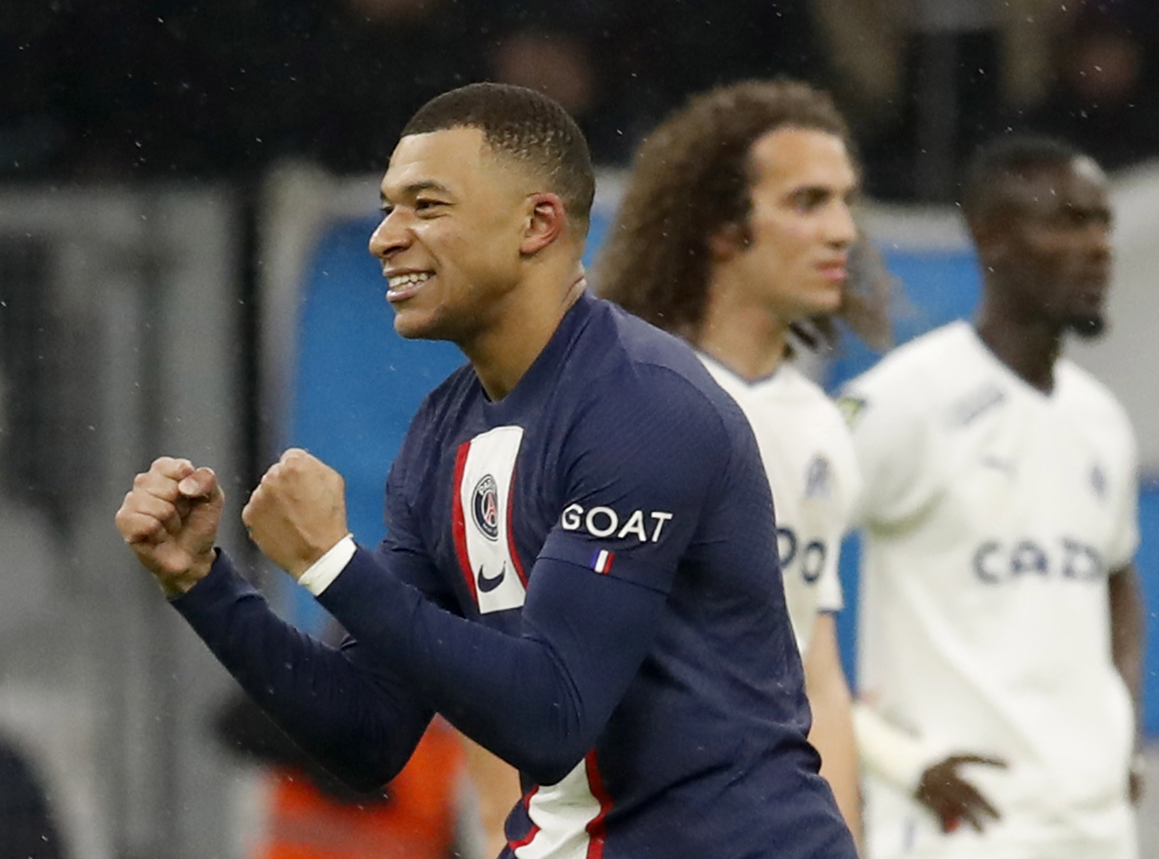 Marseille (France), 26/02/2023.- Kylian Mbappe of Paris Saint Germain celebrates scoring the opening goal during the French Ligue 1 soccer match between Olympique Marseille and Paris Saint Germain at the Velodrome Stadium in Marseille, southern France, 26 February 2023. (Francia, Marsella, Roma) EFE/EPA/SEBASTIEN NOGIER