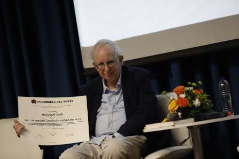 Universidad del Norte entregó doctorado honoris causa al historiador Malcolm Deas