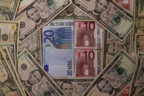 Caída del euro ante el dólar, un nuevo episodio en la "guerra de divisas"