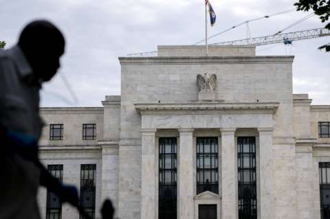 Economistas anticipan recorte de tasas de la Fed, después pausa