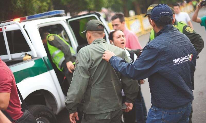 Autoridades colombianas registran a uno de los militares venezolanos que cruzó la frontera en busca de ayuda el pasado 23 de febrero. / Cristian Garavito