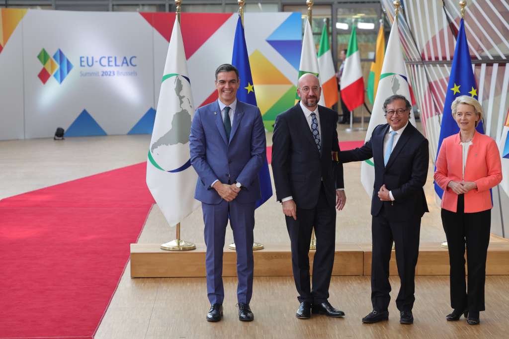 Brussels (Belgium), 17/07/2023.- Spain'Äôs prime Minister Pedro Sanchez (L), President of the European Council Charles Michel (2R) and President of the European Commission Ursula von der Leyen (R) welcome President of Colombia Gustavo Petro (2R) during the EU-CELAC Summit of Heads of State and Government in Brussel, Belgium, 17 July 2023. Leaders from the EU and the Community of Latin American and Caribbean States (CELAC) gather in Brussels for the third EU-CELAC summit from 17-18 July 2023, with the aim to strengthen relations between both regions. (Bélgica, España, Bruselas) EFE/EPA/OLIVIER MATTHYS