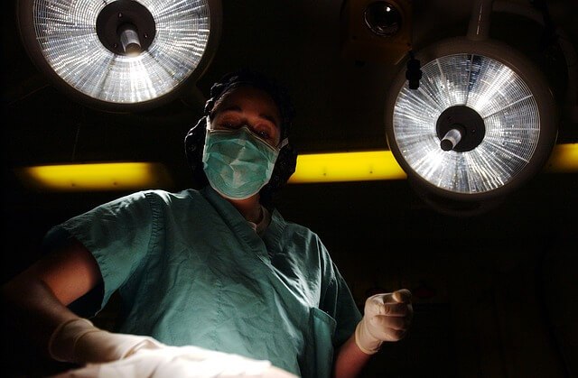 ¿Por qué es tan fácil caer en manos de médicos cirujanos inescrupulosos?