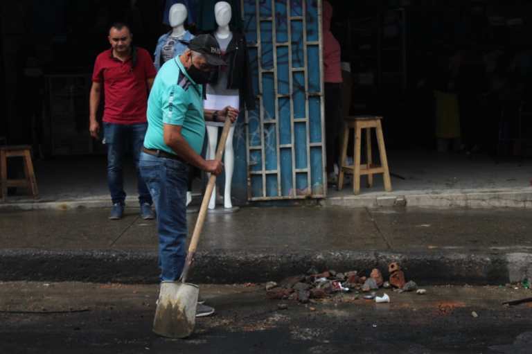 "Rechazamos a los violentos que bloquean las vías nacionales y locales y los graves daños que causan a la infraestructura y a los bienes públicos que han cobrado vidas de colombianos, deteriorado la calidad de vida, el bienestar social, el erario y la economía nacional", dijo la alianza mediante un comunicado.