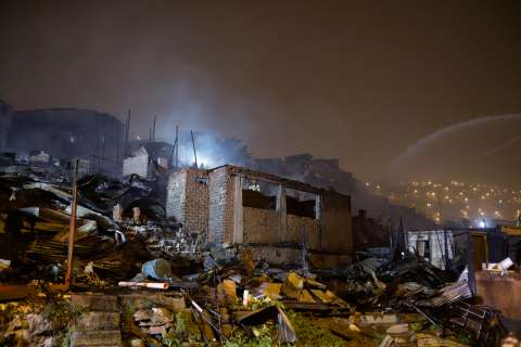 Fuerte incendio en Perú deja cuatro heridos y al menos 100 viviendas afectadas