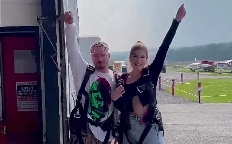VIDEO: ¡Se lanzaron desde un avión! J Balvin y exnovia se tiran en paracaídas.