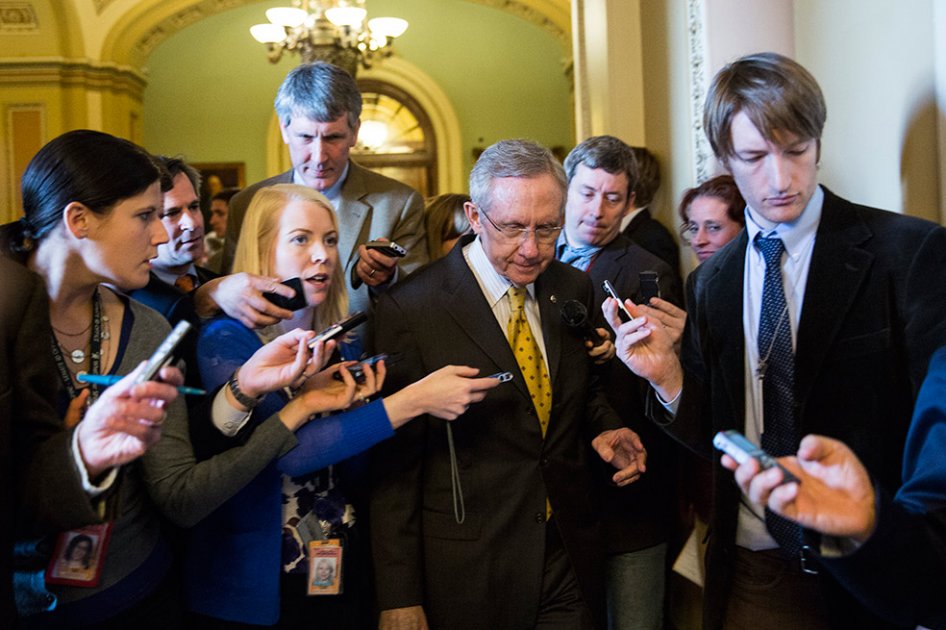 Harry Reid (c), dirigente de la mayoría demócrata.