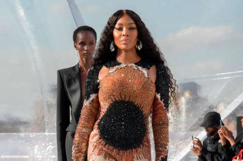 Naomi Campbell presume su envidiable figura en el nuevo show de Alexander McQueen