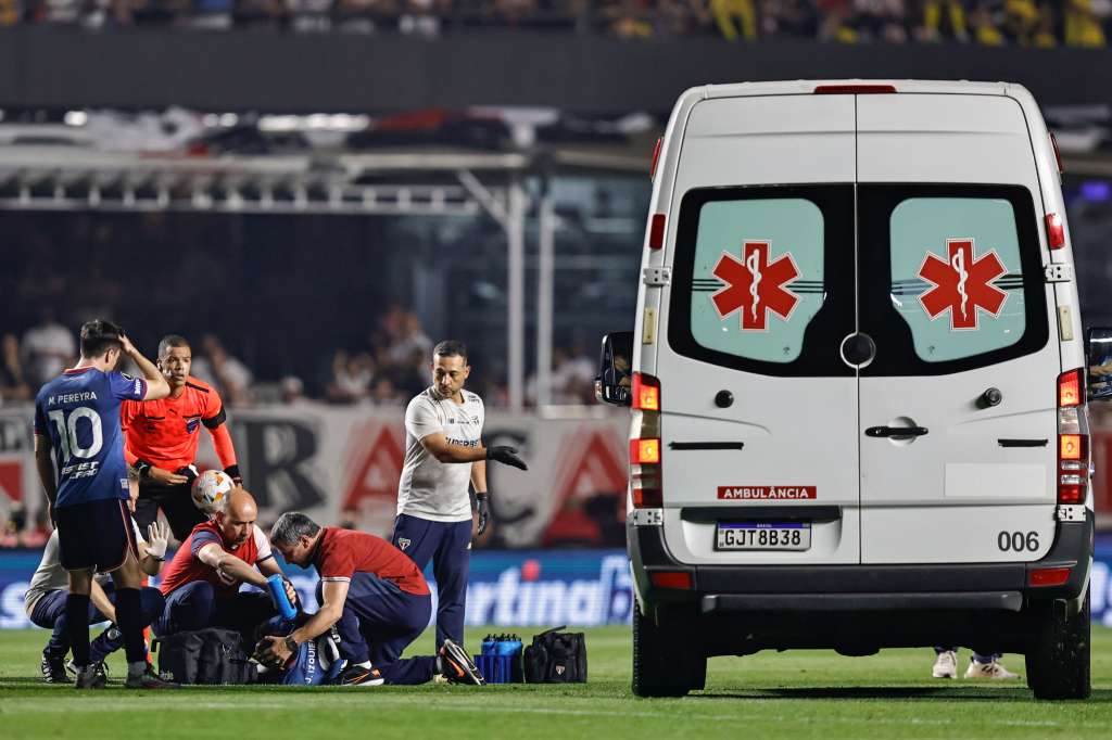 -FOTODELDÍA- AMDEP5124. SAO PAULO (BRASIL), 22/08/2024.- Juan Izquierdo (abajo) de Nacional es atendido por personal de la salud este jueves, en el partido de vuelta de octavos de final de la Copa Libertadores entre Sao Paulo y Nacional en el estadio Morumbi en Sao Paulo (Brasil). EFE/ Isaac Fontana