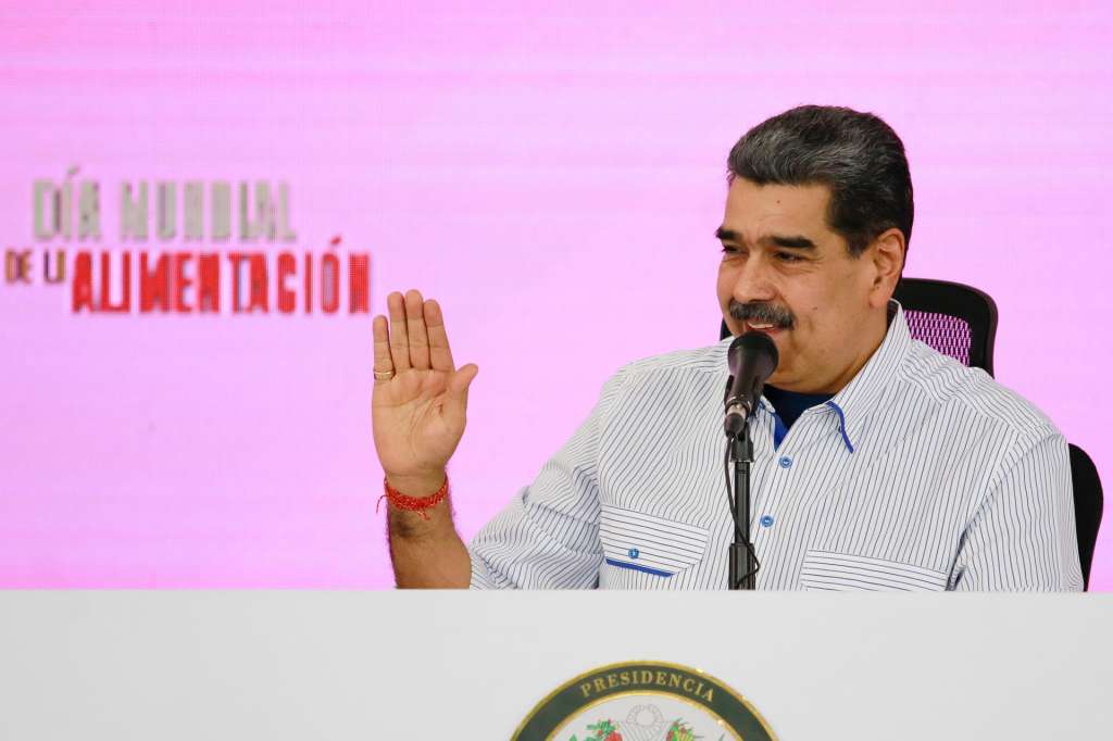 AME8713. CARACAS (VENEZUELA), 16/10/2025.- Fotografía cedida por Palacio de Miraflores que muestra a el presidente de Venezuela, Nicolás Maduro saludar durante el Congreso Nacional de Cocineras y Cocineros de la Patria, este jueves, en Caracas (Venezuela). Maduro, aseguró que el Gobierno de Donald Trump ordenó a la Agencia Central de Inteligencia (CIA, por sus siglas en inglés) "acabar" con Venezuela, luego de que el mandatario estadounidense confirmara que autorizó a la institución a que realizara operaciones encubiertas en el país suramericano. EFE/ Wendys Olivo/ Palacio de Miraflores /SOLO USO EDITORIAL/ NO VENTAS/ SOLO DISPONIBLE PARA ILUSTRAR LA NOTICIA QUE ACOMPAÑA (CRÉDITO OBLIGATORIO)