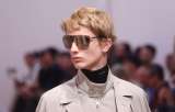 Prada muestra una colección clásica con un toque fetichista para hombres en 2023