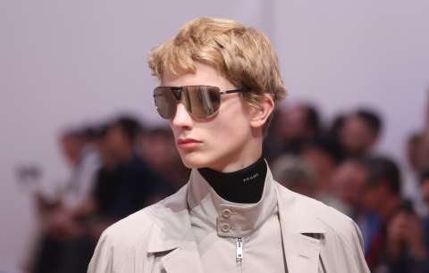 Prada muestra una colección clásica con un toque fetichista para hombres en 2023