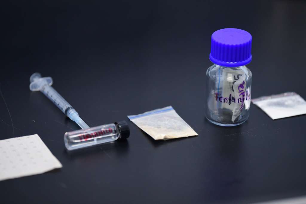 Proceso de análisis del opioide sintético fentanilo realizado por científicos de la Dirección de Antinarcóticos de Colombia en su laboratorio químico de investigación.