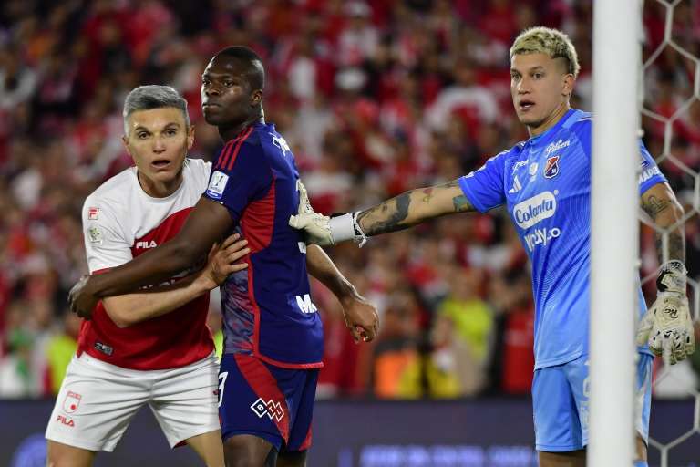 Daniel Torres (Santa Fe) ante la marca de Jhon Palacios, frente al arco de Independiente Medellín, custodiado por Washington Aguerre.