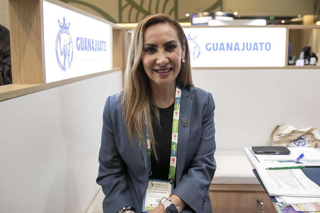 AME5523. SAN JOSÉ (COSTA RICA), 12/06/2025.- La secretaria de Turismo de Guanajuato, María Guadalupe Robles, posa durante una entrevista con EFE este miércoles, en San José (Costa Rica). El estado de Guanajuato, México, busca consolidarse como un destino importante de Latinoamérica para el segmento de turismo de reuniones y congresos, impulsado por otros de sus diversos atractivos como su gastronomía y su riqueza cultural, histórica y arquitectónica. EFE/Jeffrey Arguedas