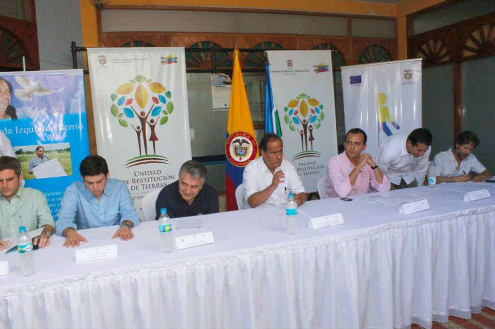 En septiembre de 2012 el ministro Juan Camilo Restrepo presentó la demanda colectiva ante un juez agrario en Montería. / Ministerio de Agricultura