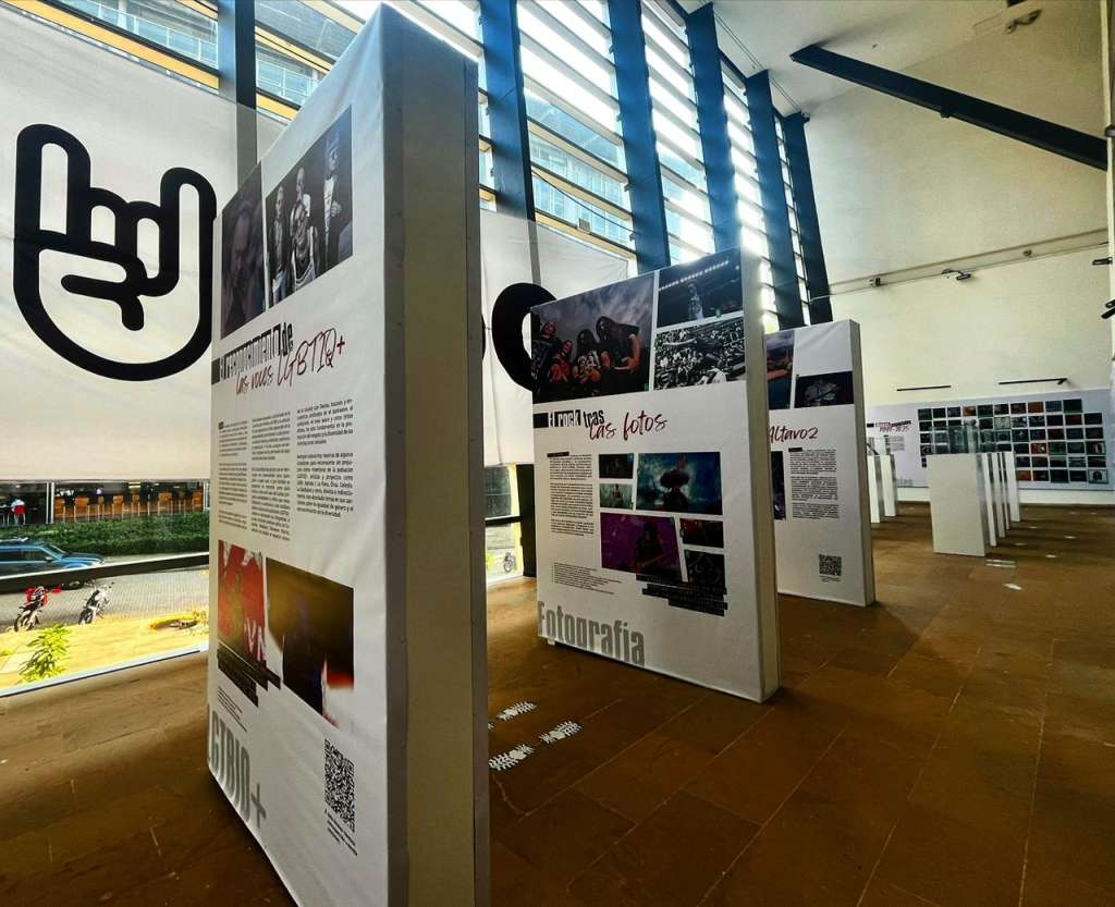 Paneles de la exposición Historia del Rock en Medellín. Lado B (1991–2025), en la Casa de la Música del Parque de los Deseos.