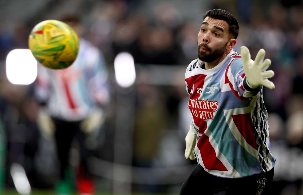 NEWCASTLE (United Kingdom), 05/02/2025.- Arsenal goalkeeper David Raya warms up before the EFL Cup semi-final 2nd leg match between Newcastle United and Arsenal FC, in Newcastle, Britain, 05 February 2025. (Reino Unido) EFE/EPA/ADAM VAUGHAN