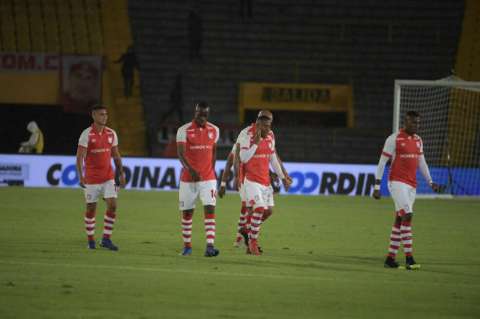 Los hinchas de Santa Fe recogen firmas para exigir cambios