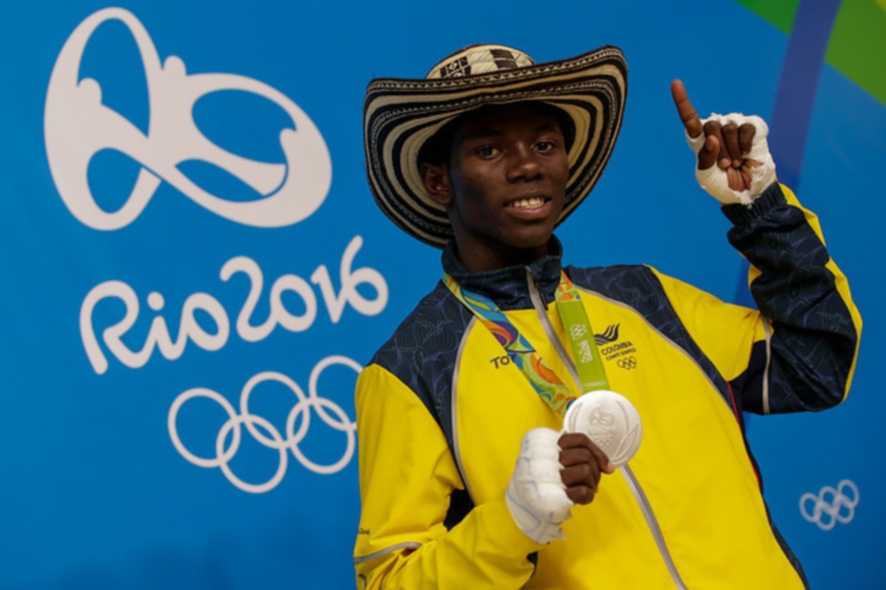 Yuberjen Martínez, posa con sobrero vueltiao y la medalla de plata. /Comité Olímpico Colombiano