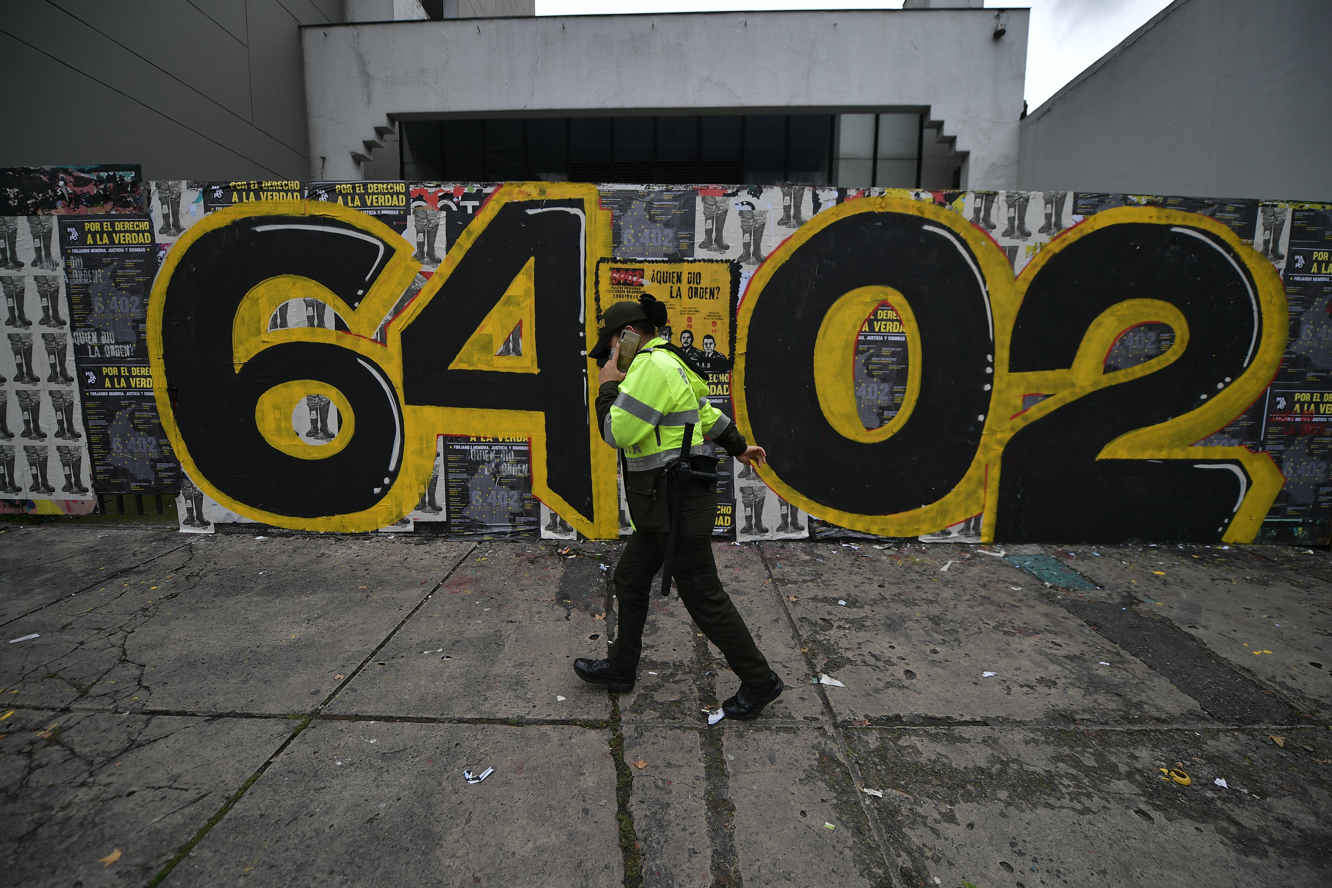 Plantón de las madres de Soacha frente a la JEP para para rendir memoria por las 6.402 ejecuciones extrajudiciales cometidas durante el período de Álvaro Uribe Vélez como presidente de Colombia