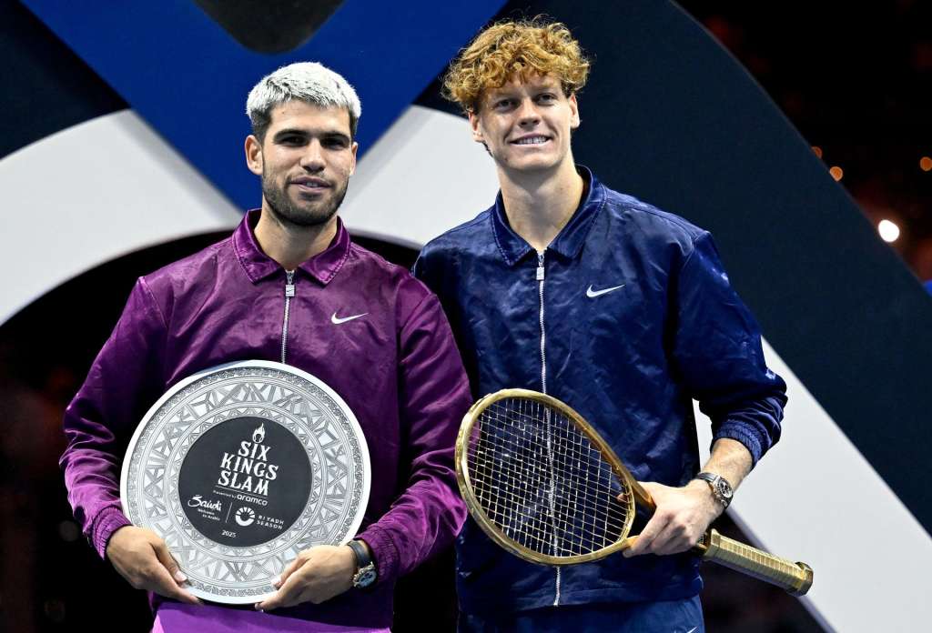 Riyadh (Saudi Arabia), 18/10/2025.- Winner Jannik Sinner (R) of Italy and runner-up Carlos Alcaraz of Spain pose with their trophies after playing the final of the 2025 Six Kings Slam tennis tournament in Riyadh, Saudi Arabia, 18 October 2025. Sinner won in two sets. (Tenis, Italia, Arabia Saudita, España) EFE/EPA/STR